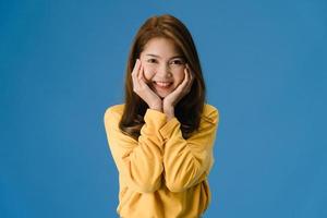 ung asiatisk dam med positivt uttryck på blå bakgrund.