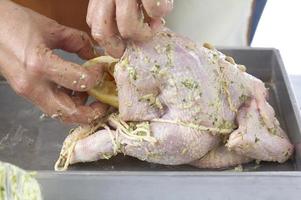 att laga kycklingstek och grönsaker foto