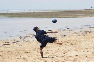 sorong, indonesien 2021- barn på stranden foto