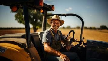 porträtt av Lycklig senior jordbrukare Sammanträde på traktor i fält under skörda. foto