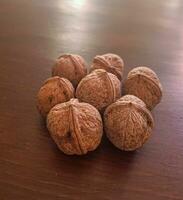 en grupp av valnötter på en tabell foto