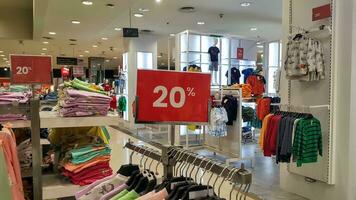 Kläder Lagra med 20 procent röd rabatt banderoller. rabatt, kampanjer, försäljning i handla centrum och butiker. foto
