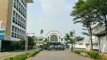 jakarta kota järnväg station, de gammal station i jakarta. jakarta gammal stad eller kota tua är en känd turist destination. foto