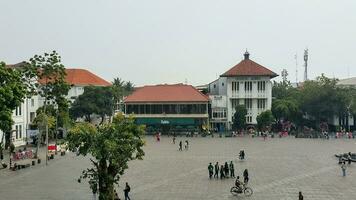 gammal byggnad se från fatahillah fält, gammal stad i jakarta. foto