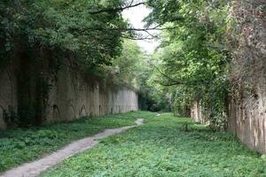 rivne, ukraina - september 16, 2023 ruiner av de tarakaniv fort eller dubno fort ny slott. försvar arkitektonisk monument av de 19:e århundrade foto