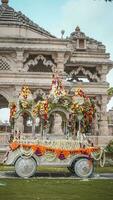 rath av Gud jagannath balaram och gudinna suvadra som ritual. iskcon rath jatra festival foto
