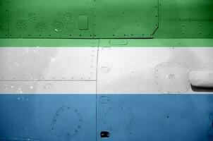 sierra leone flagga avbildad på sida del av militär armerad helikopter närbild. armén krafter flygplan konceptuell bakgrund foto