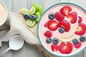 friska yoghurt frukt smoothie skål. bakgrund. ai generativ proffs Foto