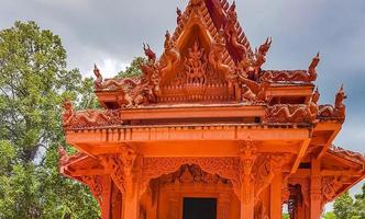 röda templet wat sila ngu wat ratchathammaram koh samui thailand. foto