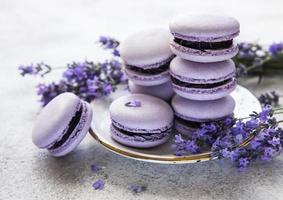 franska macarons med lavendelsmak foto