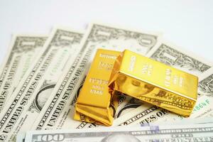 guld barer på oss dollar sedel pengar, finansiera handel investering företag valuta begrepp. foto