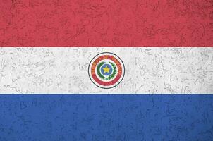 paraguay flagga avbildad i ljus måla färger på gammal lättnad putsning vägg. texturerad baner på grov bakgrund foto