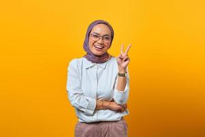 porträtt av glad asiatisk kvinna som visar fredstecken