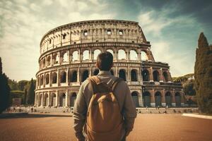 ung man turist med ryggsäck ser på colosseum i rom, Italien, manlig turist stående i främre av en sandig strand och tittar på de hav, bak- se, full kropp, ai genererad foto