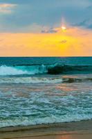 vacker färgstark solnedgång landskap panorama bentota beach sri lanka. foto