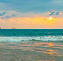 vacker färgstark solnedgång landskap panorama bentota beach sri lanka. foto