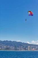 parasailing vid waikiki beach, hawaii foto