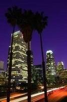 downtown los angeles i skymningen foto