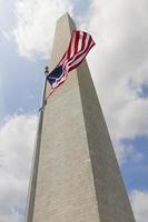 washington monument och amerikanska flaggan vid washington dc foto
