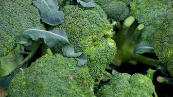 färsk broccoli på traditionell marknad foto