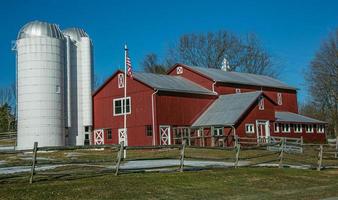 röd ladugård med vit silo i warwick ny foto
