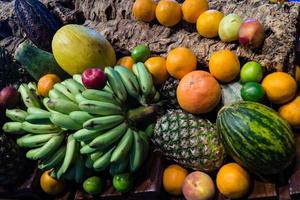 papaya och annan frukt på en marknad foto