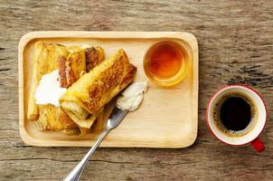 banan fransk toast med honung på träbordsbakgrunder ovan