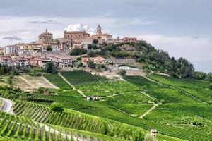 byn la morra, omgiven av nebbiolos vingårdar. foto
