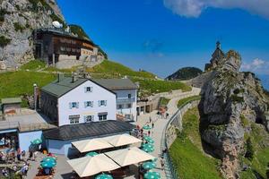 toppen av wendelsteinberget på en hektisk turistdag på sommaren foto