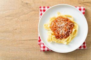 bolognese fettuccine pasta med fläsk med parmesanost foto