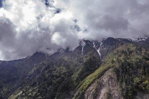 berg omgiven av molnlandskap i shangri la, Yunnan Kina foto