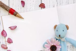 leksak, blommor och penna på papper foto