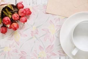 blommigt papper med blommor och kaffe foto