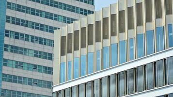 glas byggnad med transparent Fasad av de byggnad och blå himmel. strukturell glas vägg reflekterande blå himmel. abstrakt modern arkitektur fragment. samtida arkitektonisk bakgrund. foto