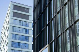 glas byggnad med transparent Fasad av de byggnad och blå himmel. strukturell glas vägg reflekterande blå himmel. abstrakt modern arkitektur fragment. samtida arkitektonisk bakgrund. foto