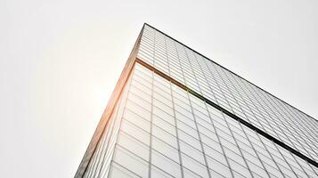 glas modern byggnad med blå himmel bakgrund. se och arkitektur detaljer. urban abstrakt - fönster av glas kontor byggnad i solljus dag. svart och vit. foto