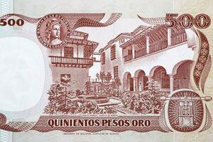 mynta hus i bogota från gammal colombianska pengar foto