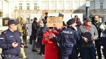 Warszawa, polen. 24 oktober 2023. manifestation av Stöd för främsta minister välja Donald bete i främre av de president- palats. foto