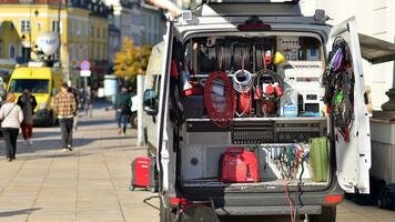 Warszawa, polen. 24 oktober 2023. TV Nyheter bil. särskild transport för reportrar. mobil tv i president- palats till överföra en signal . leva från de scen. foto