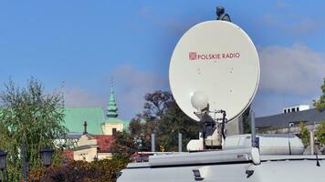 Warszawa, polen. 24 oktober 2023. TV Nyheter bil. särskild transport för reportrar. mobil tv i president- palats till överföra en signal. leva från de scen. tecken polskie radio. foto