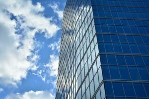 modern kontor byggnad med glas Fasad på en klar himmel bakgrund. transparent glas vägg av kontor byggnad. foto