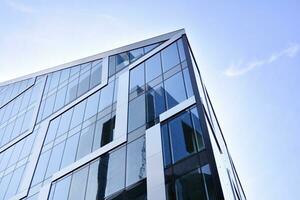 glas byggnad med transparent Fasad av de byggnad och blå himmel. strukturell glas vägg reflekterande blå himmel. abstrakt modern arkitektur fragment. samtida arkitektonisk bakgrund. foto