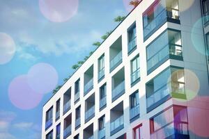 modern lägenhet byggnader på en solig dag med en blå himmel. Fasad av en modern lägenhet byggnad foto