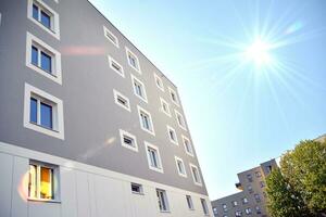 bostads- byggnad på himmel bakgrund. Fasad av en modern hus konstruktion med av balkonger. foto