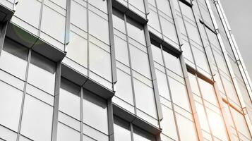 glas modern byggnad med blå himmel bakgrund. se och arkitektur detaljer. urban abstrakt - fönster av glas kontor byggnad i solljus dag. svart och vit. foto