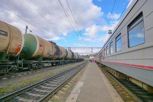 transsibirien tåg järnväg och blå himmel, ryssland