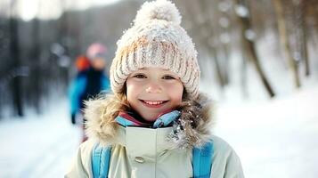 ung skidåkare i en stickat hatt med en pompom står mot de bakgrund av en vinter- landskap och ler. ai genererad. foto