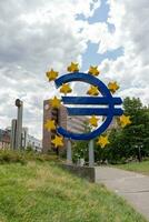 frankfurt am huvud, Tyskland, augusti 08, 2023. de känd stor euro tecken på de europeisk central Bank. bak- se. foto