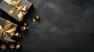 lyx jul bakgrund med svart gåva lådor, gyllene band, glittrande guld bollar, stjärna och konfetti. xmas och ny år platt lägga sammansättning. festlig baner mall. ai genererad foto