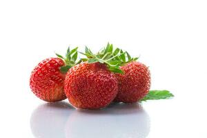 färsk mogen organisk röd jordgubb på vit bakgrund foto